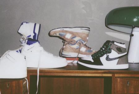 Poline Vinodagrova viser sine sneakers
