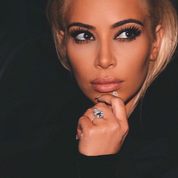 Kim Kardashian viser sine rigdomme frem på de sociale medier