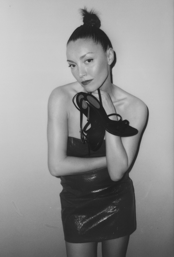 Polina Vinodagrova viser sine sorte Sergio Rossistiletsandaler frem