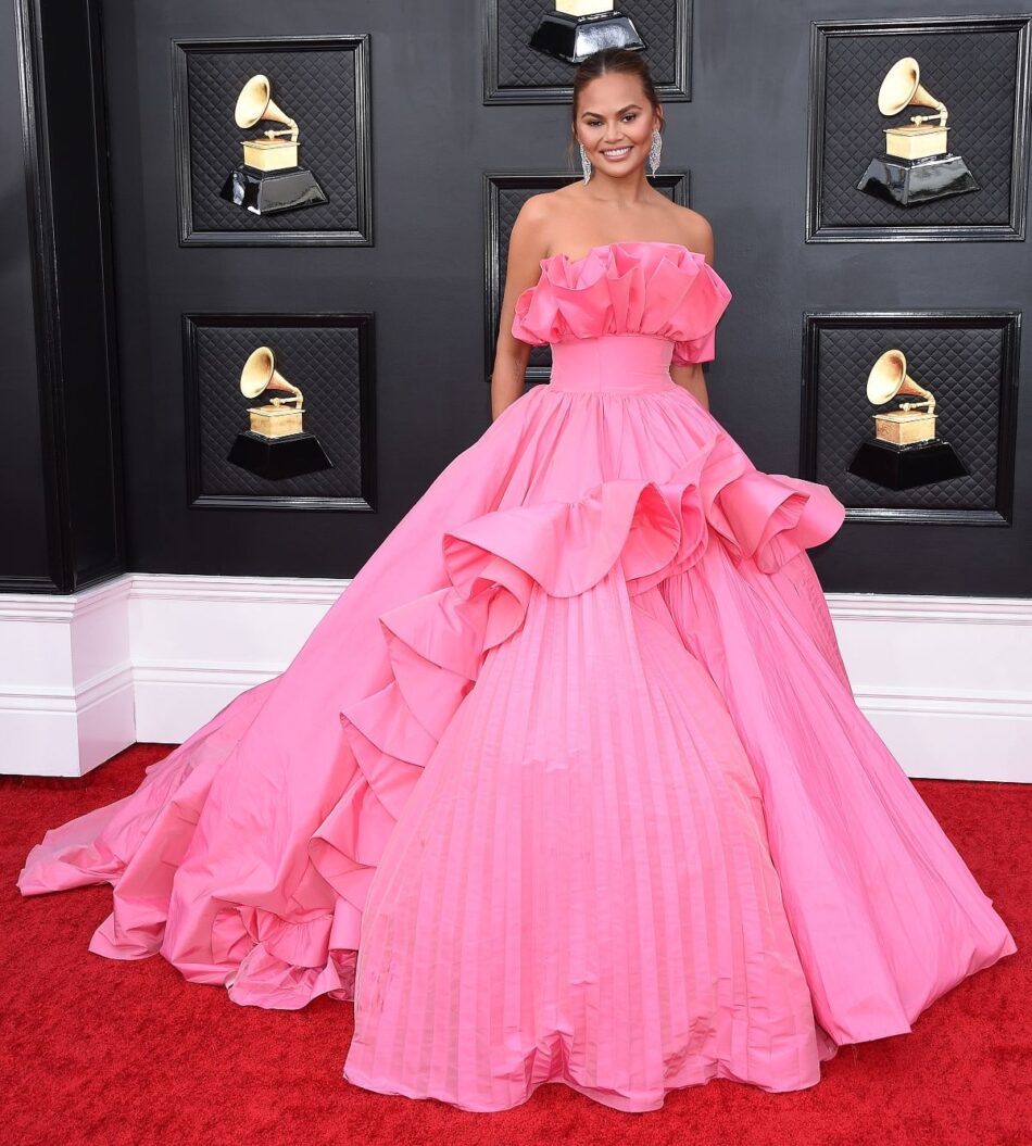 Chrissy Teigen grammy awards 2022