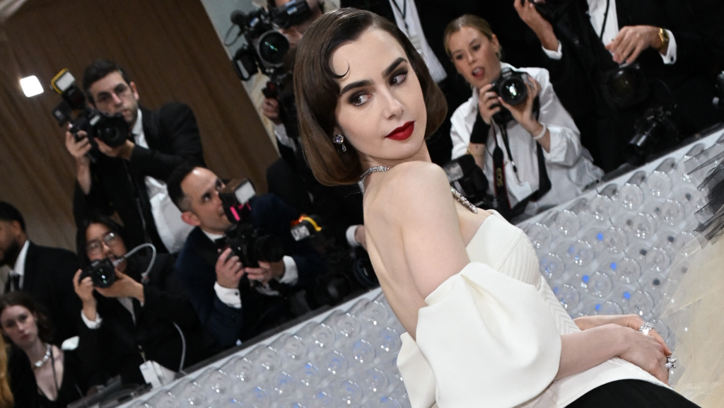 Her Er Den Perfekte R de L bestift Fra Lily Collins Met Gala look her-er-den-perfekte-r-de-l-bestift-fra-lily-collins-met-gala-look