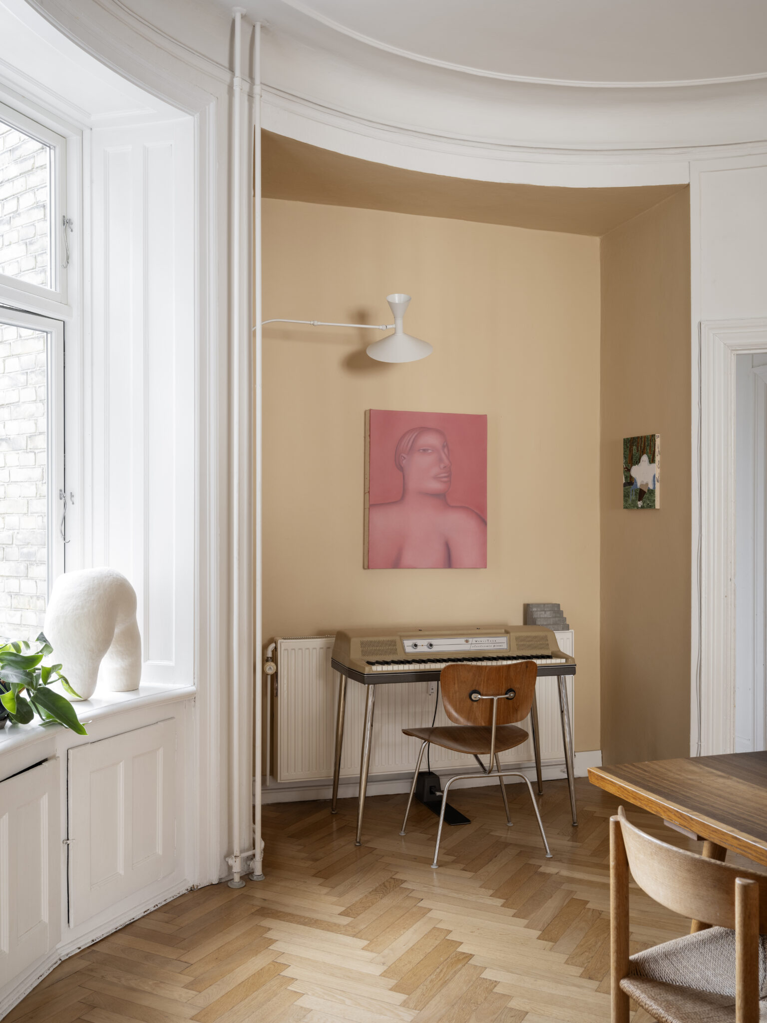 Denne højloftede Frederiksberg-lejlighed er fyldt med danske ...